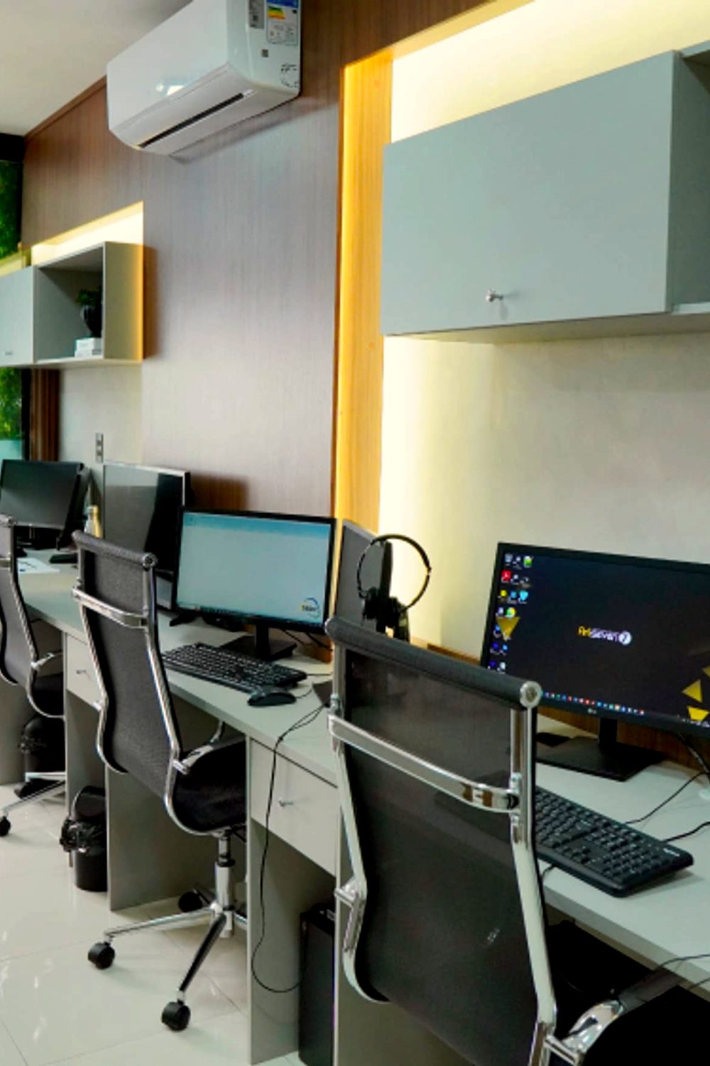 Estações de trabalho da equipe da Art Seven, em Guarulhos