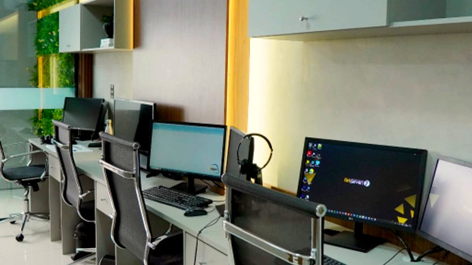 Estações de trabalho da equipe da Art Seven, em Guarulhos