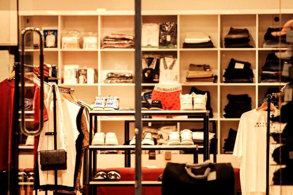Interior de uma loja, com produtos expostos nas prateleiras