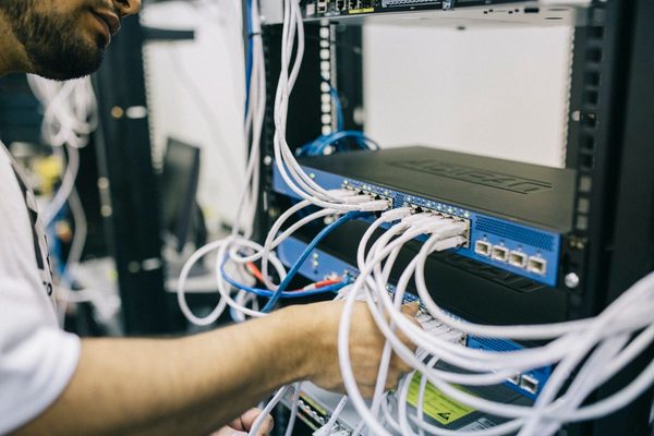 Técnico trabalhando em um rack de rede