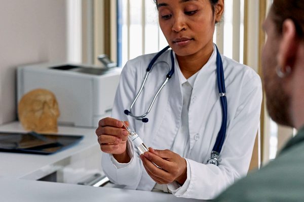 Médica atendendo um paciente no consultório