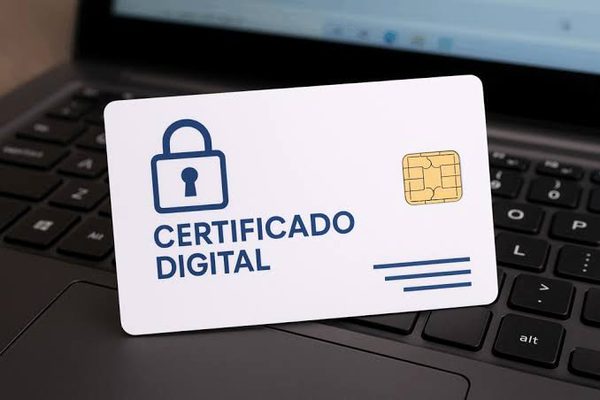 Cartão de certificado digital sobre o teclado de um notebook